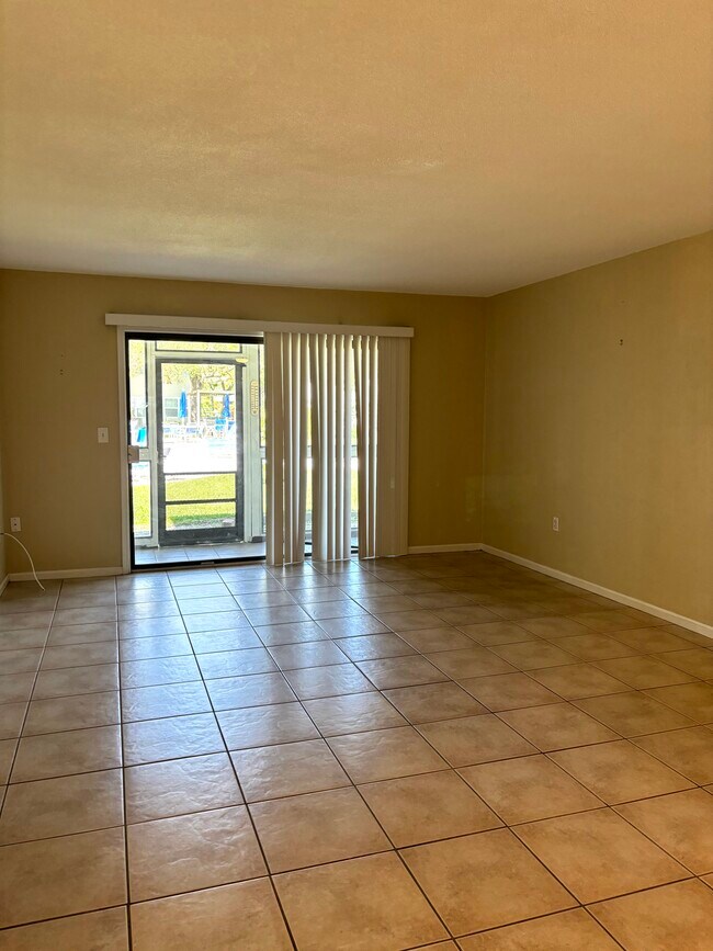 Building Photo - 3800 Saxon Dr