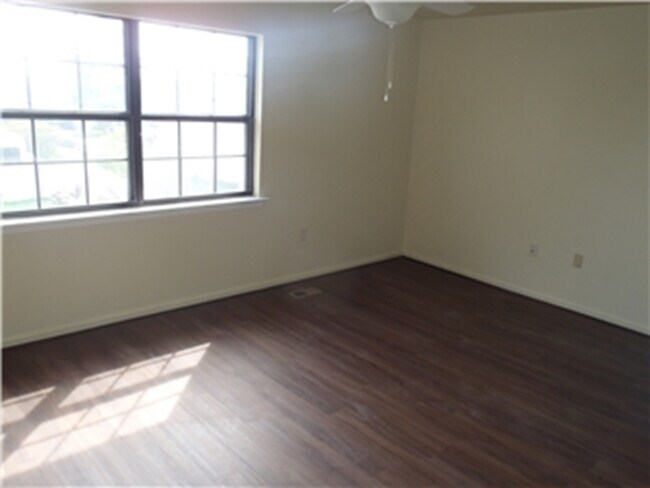 Building Photo - 424 Shai Cir