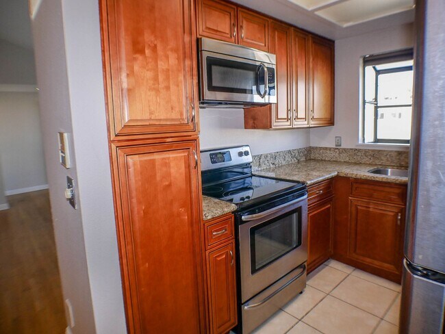 Building Photo - Charming 2 bed/2 bath second level condo w...