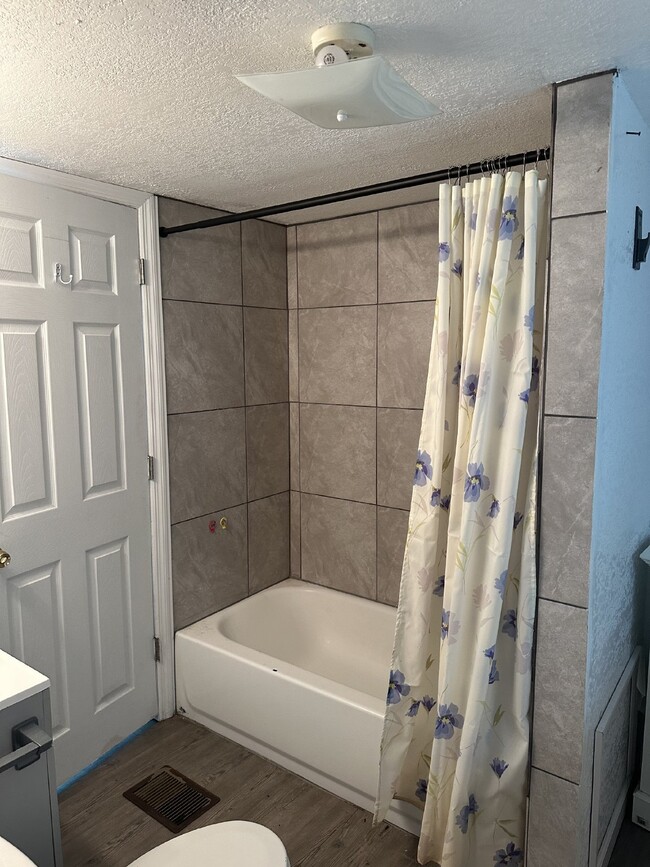 Foto del edificio - Completely remodeled 2 bedroom, 1.5 bath H...