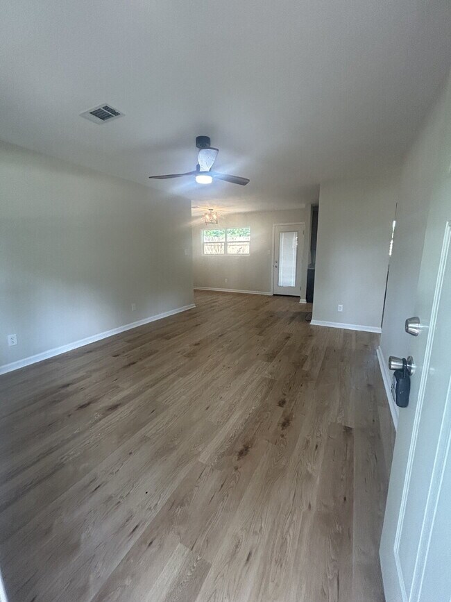 Foto del edificio - "Charming 4-Bedroom Retreat with Granite T...