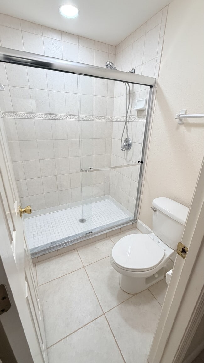 Building Photo - 940 Fenton Ln