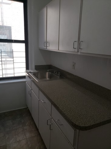 Building Photo - 612 W 178th St