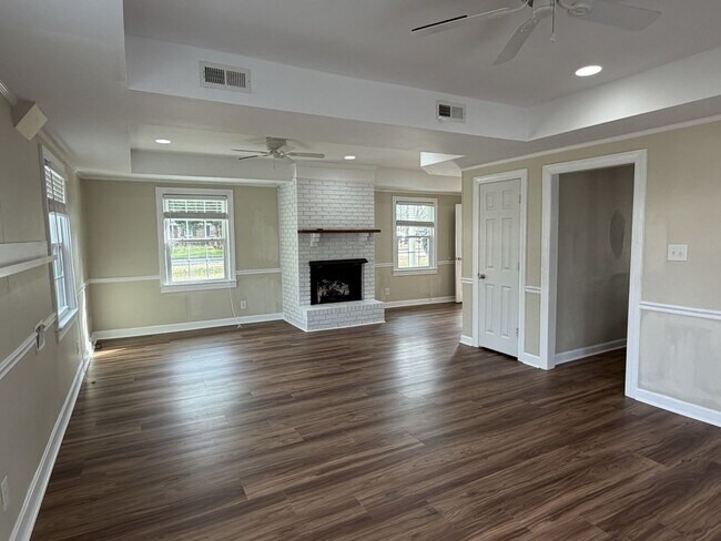 Foto del edificio - 1204 Rodgers Dr