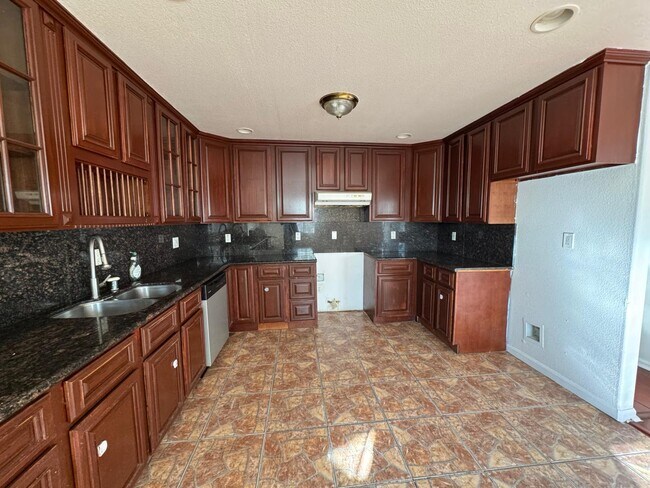 Foto del edificio - 27715 Cliffwood Ave