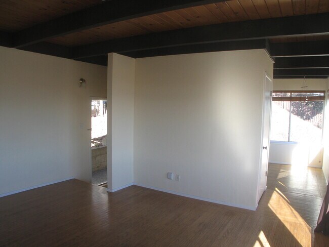 Building Photo - 525 Duncan St