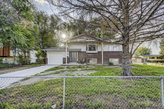 Foto del edificio - Charming 4-Bed Home with Bonus Room, Fireplace and an Expansive Backyard in Colorado Springs