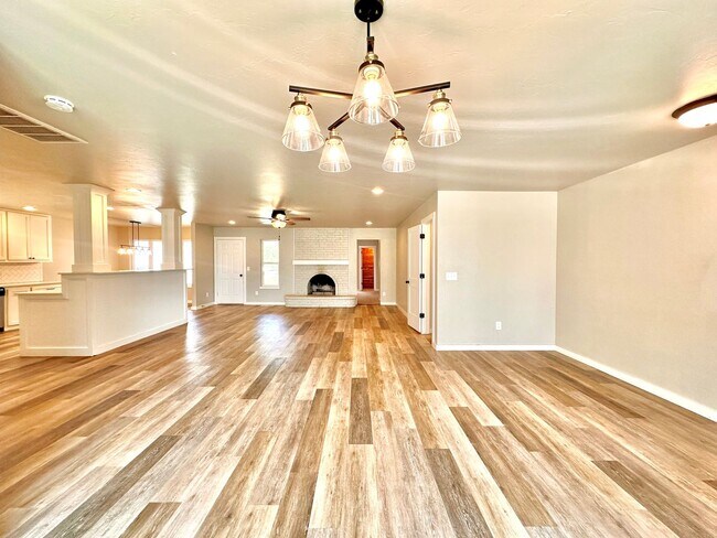 Foto del edificio - 4 Bed Spacious Midwest city House
