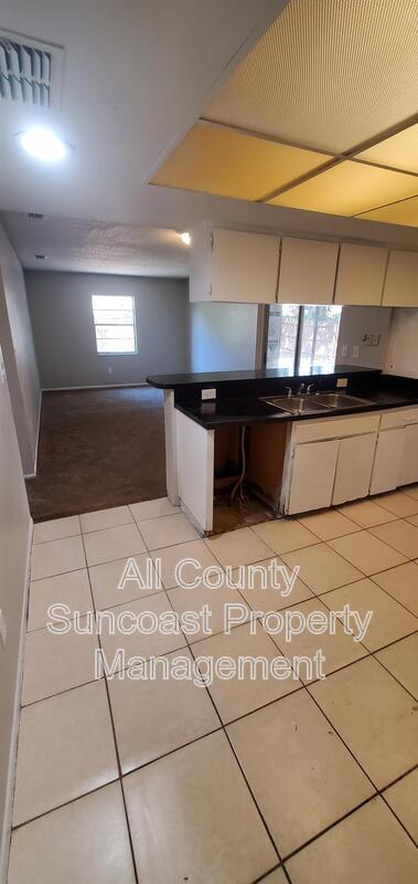 Building Photo - 3221 Carriage Dr