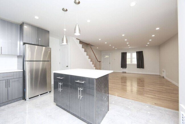 Building Photo - 533 Schenck Ave