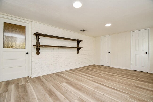 Building Photo - 162 Bluebonnet St