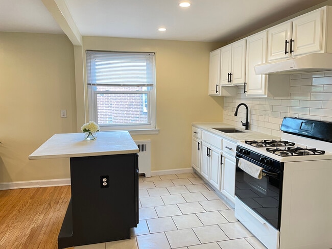 Black and White Finishes - 752 Hellerman St