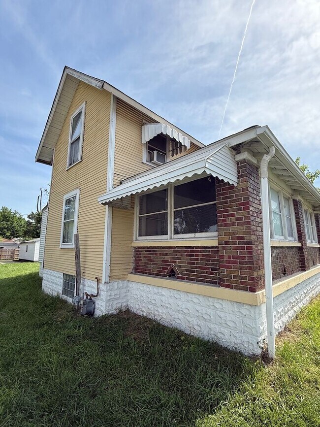 Foto del edificio - Spacious 3BR/1BA home with great floor plan, detached garage, enclosed porch and main level bedroom
