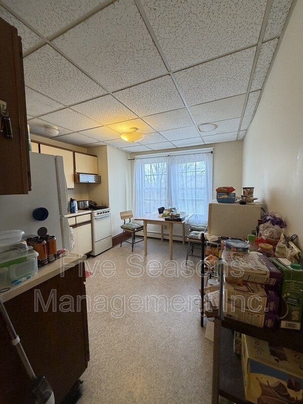 Foto del edificio - 465-467-467 Colchester Ave