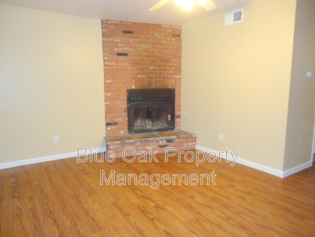 Building Photo - 403 Maple St