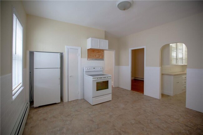 Building Photo - 98 Penn St