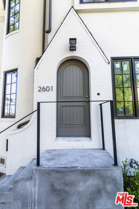 Building Photo - 2601 Beachwood Dr