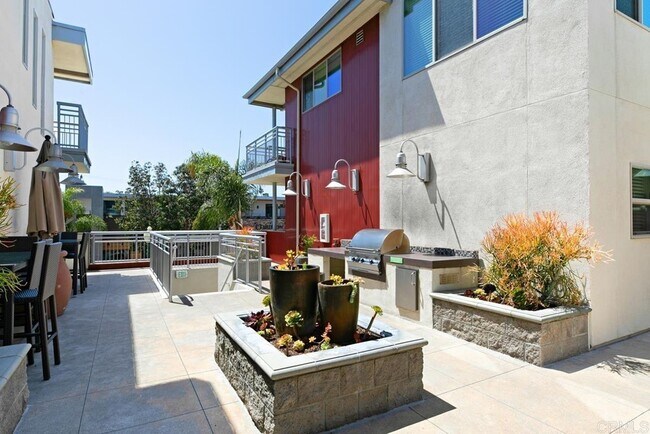 Building Photo - 687 S Coast Hwy