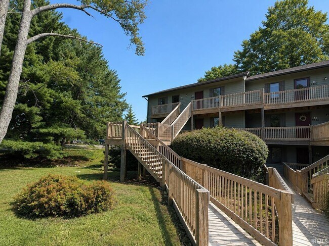 Building Photo - 9305 S Pointe Retreat Dr