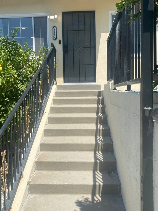 Puerta principal - 1437 Plumas St