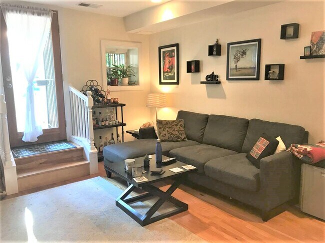 Foto del edificio - 3461 Holmead Pl NW
