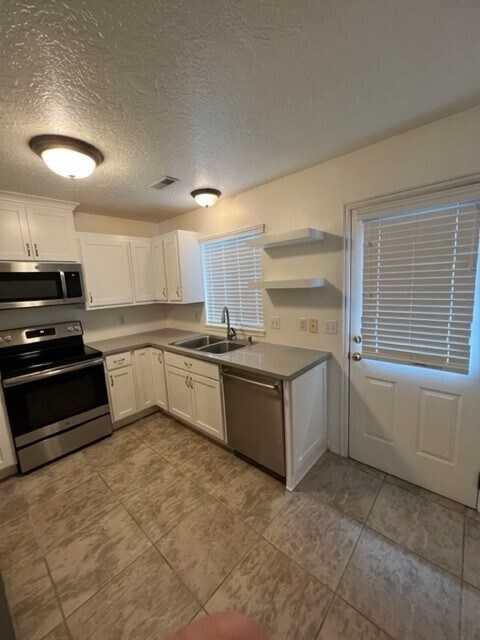 Building Photo - 888 Hamlet Cir N