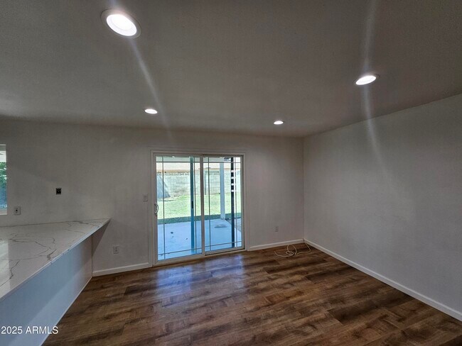 Foto del edificio - 4910 W Corrine Dr