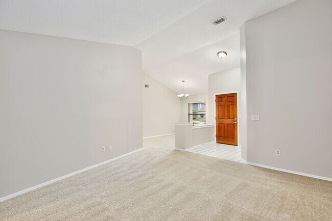 Foto del edificio - Spacious 4/3 Home with a Fenced Backyard and a 2 Car Garage in Hollowbrook - Winter Springs!