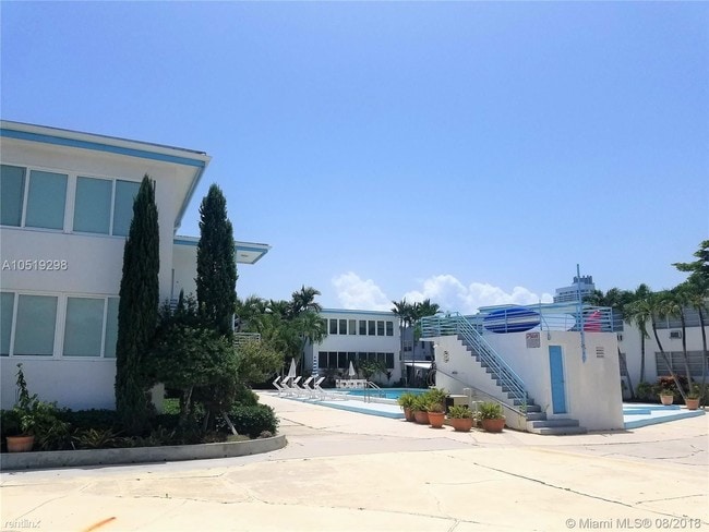 Building Photo - 2 br, 2 bath  - 4720 Pine Tree Dr # B4