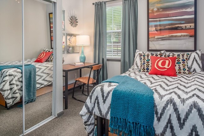 Photo - College Inn Apartments