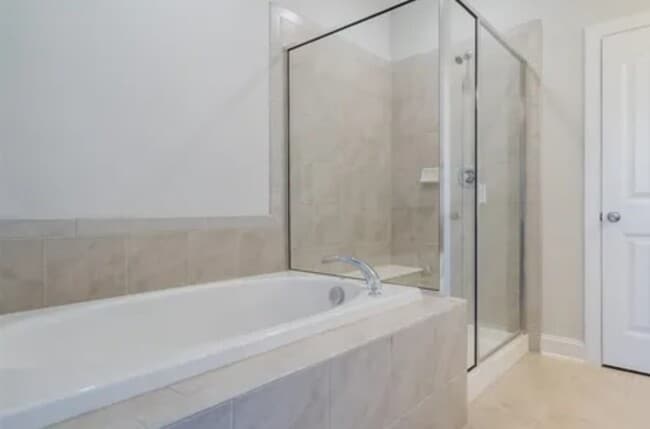 Building Photo - Fabulous 3 bedrm Townhome with office & ga...