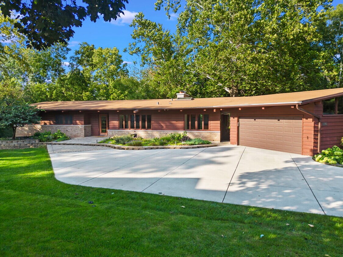 621 Plamondon Ct, Wheaton, IL 60189