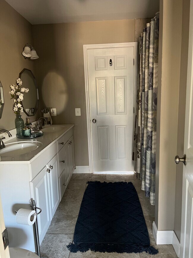 Foto del edificio - 64 Holly Dr