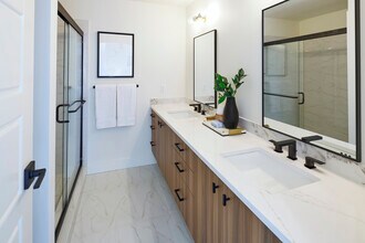 Building Photo - 140 Sacramento Townhomes