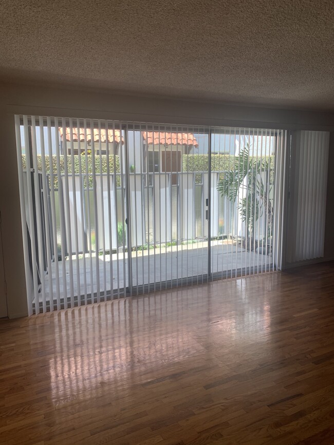 Unit 3 Large Patio - 12324 Montana Ave