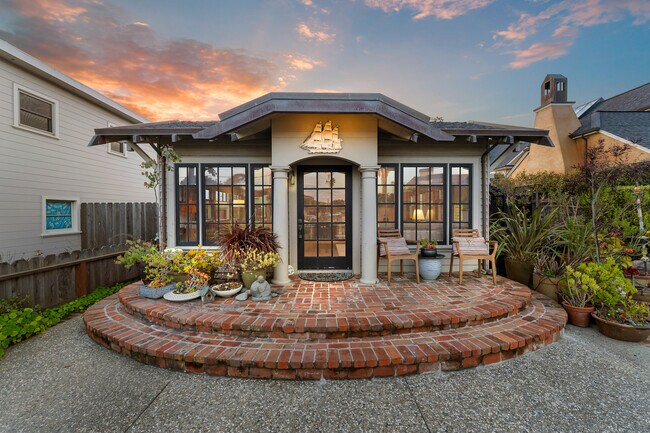 Building Photo - 31 Rockview Dr
