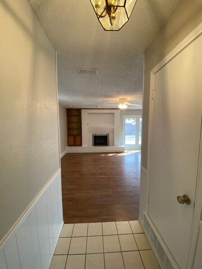 Building Photo - 5705 93rd Street - Great 3/2/2 Southwest L...