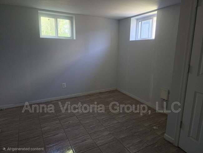 Building Photo - 2317 Roslyn Ave