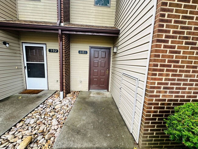 Building Photo - 3 Bedroom 2.5 Bath Townhouse