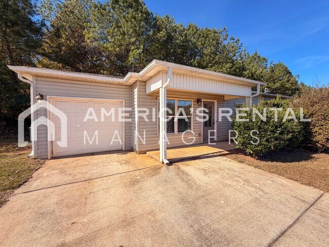 Foto del edificio - Spacious 3-Bed, 2-Bath Home Near Mercedes-Benz Plant in Vance!