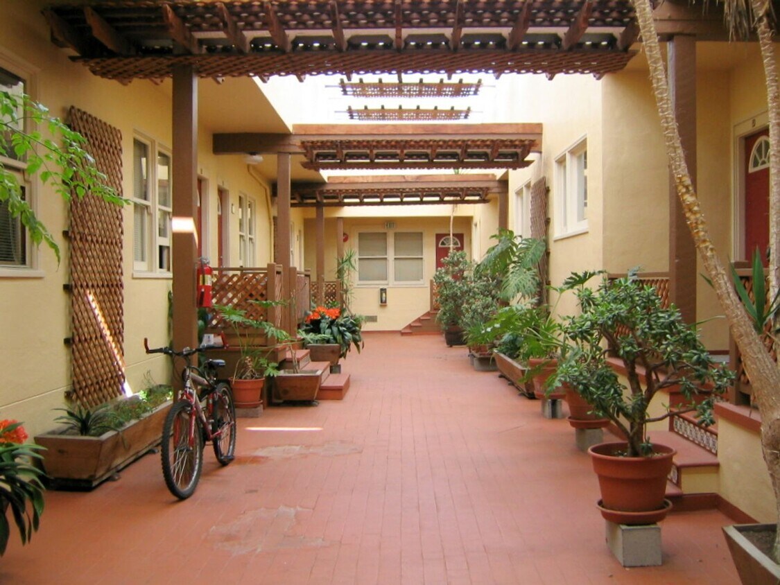 Foto principal - Newly upgraded Central Berkeley one-bedroo...