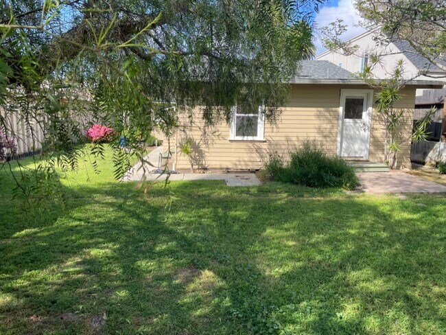 Building Photo - 2436 De la Vina St
