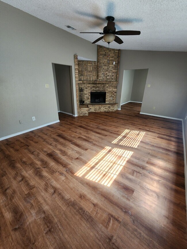 Foto del edificio - 3 bed 2 bath townhome, 1 car garage and 1 carport