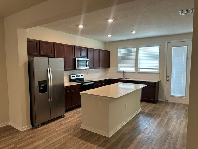 Foto del edificio - Isles of Lake Nona!! 3 Bedroom 2.5 Bathroom End Unit Townhome