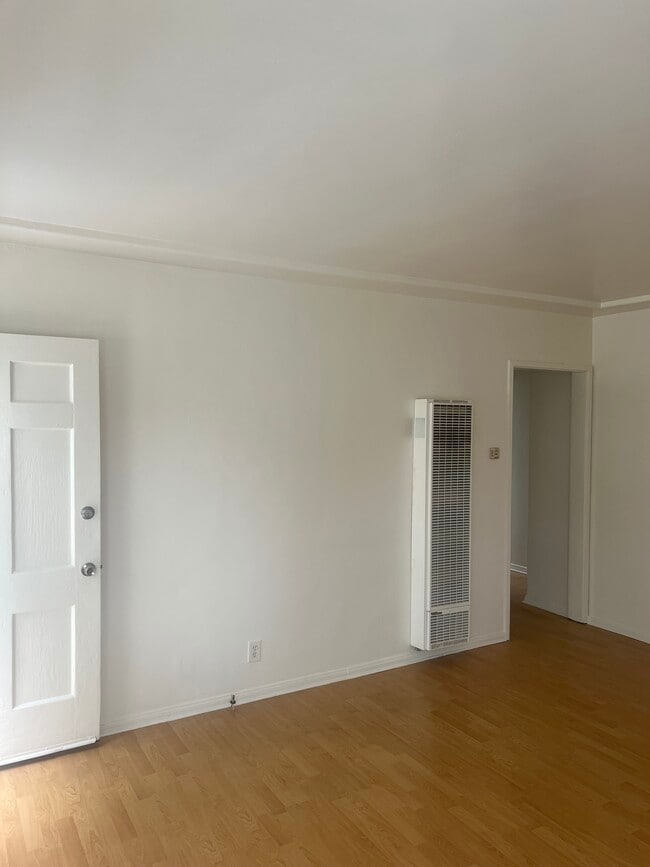 Building Photo - 511 N La Brea Ave