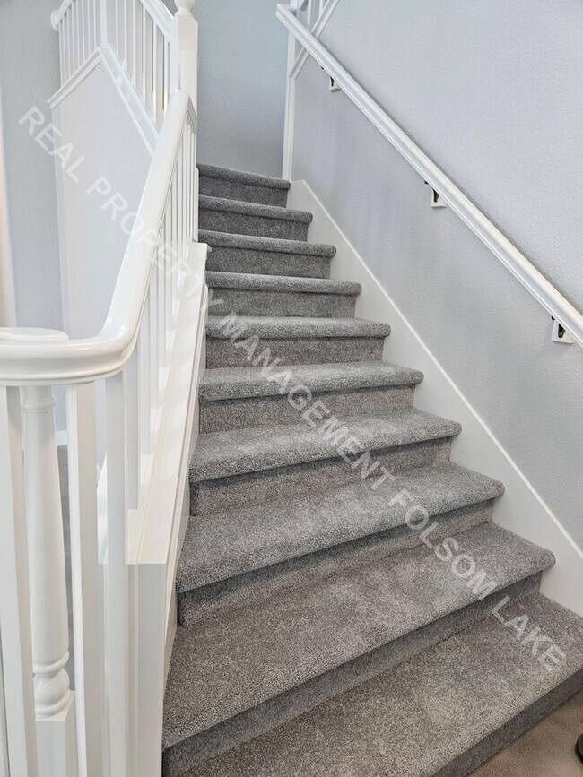 Building Photo - Well Maintained 4 Bedroom 2.5 Bathroom Spl...