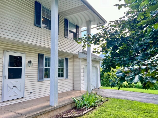 Building Photo - 730 Crestview Dr