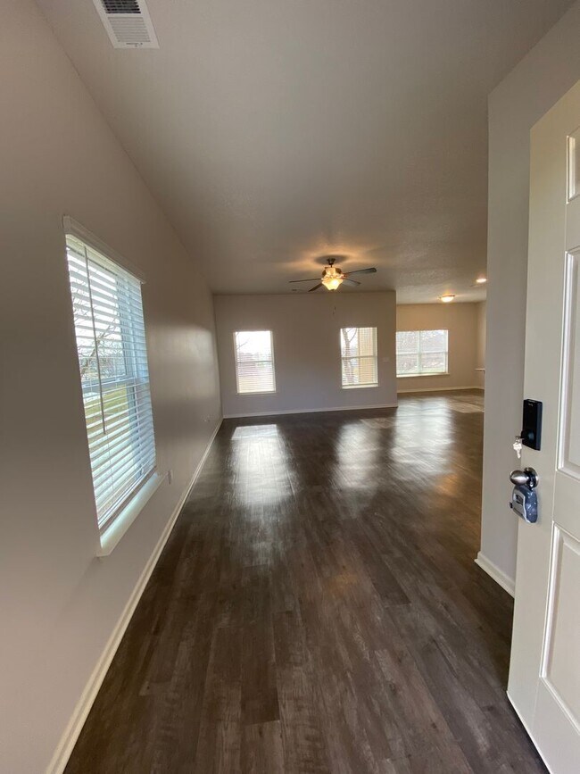 Foto del edificio - PRELEASEING NOW! NO HIDDEN FEES!! Three Bedroom | Two and a Half Bath Home in Spring Hill