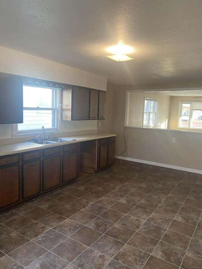 Building Photo - 506 W Maple St