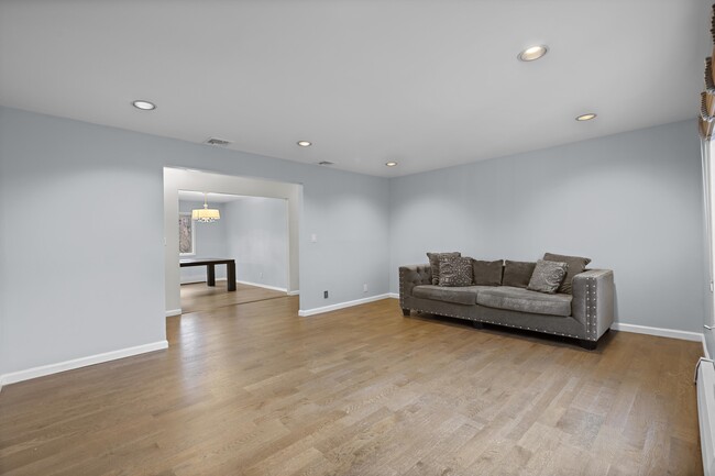 Building Photo - 27-29 E Clifton Terrace